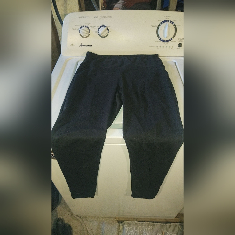 a Gloria Vanderbilt black soft leggings